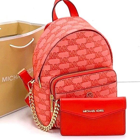 MICHAEL KORS DARK SANGRIA COLOR
Maisie Extra-Small Logo 2-in-1 Backpack - Picture 1 of 16